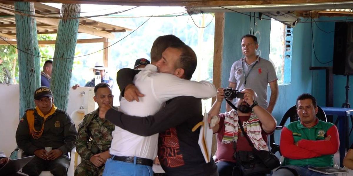 Momento en el que el consejero presidencial Emilio Archila abraza a uno de los excombatientes de Carrizal.
