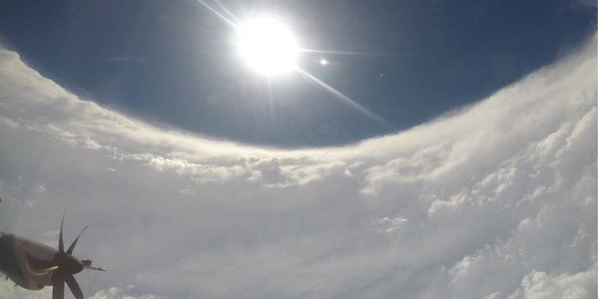 Así se veía el domingo desde un avión de reconocimiento de la NOAA el ojo de Dorian (lo que se ve en la foto es un efecto característico de los ciclones de gran intensidad y se conoce como "efecto estadio", por la forma en que el borde de las nubes parece formar un recinto deportivo).