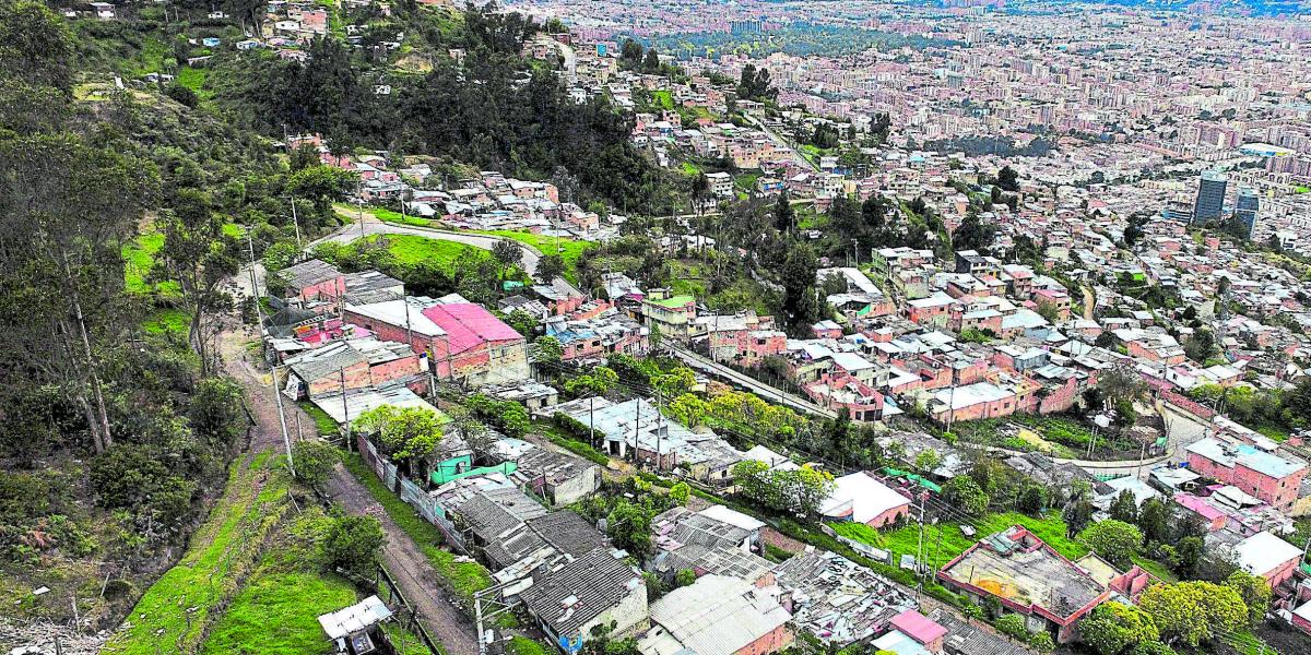 Panorámica de Bogotá en la zona de Usaquén, en límites con la reserva de los cerros.