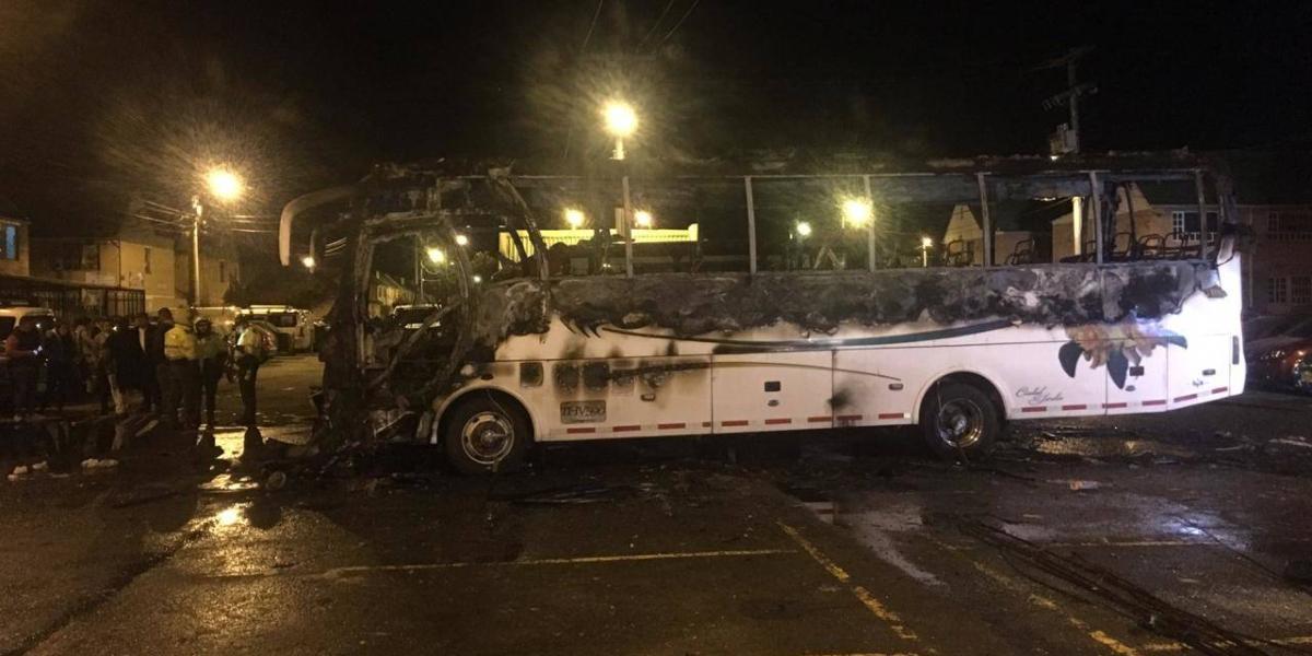 Tres hombres encapuchados llegaron a un parqueadero del vecino municipio de Soacha, aledaño a Bogotá, y quemaron un bus.