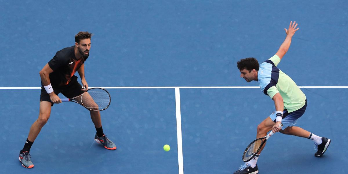 Marcel Granollers de España (de negro) y Horacio Zeballos de Argentina, finalistas de dobles del US Open de tenis.