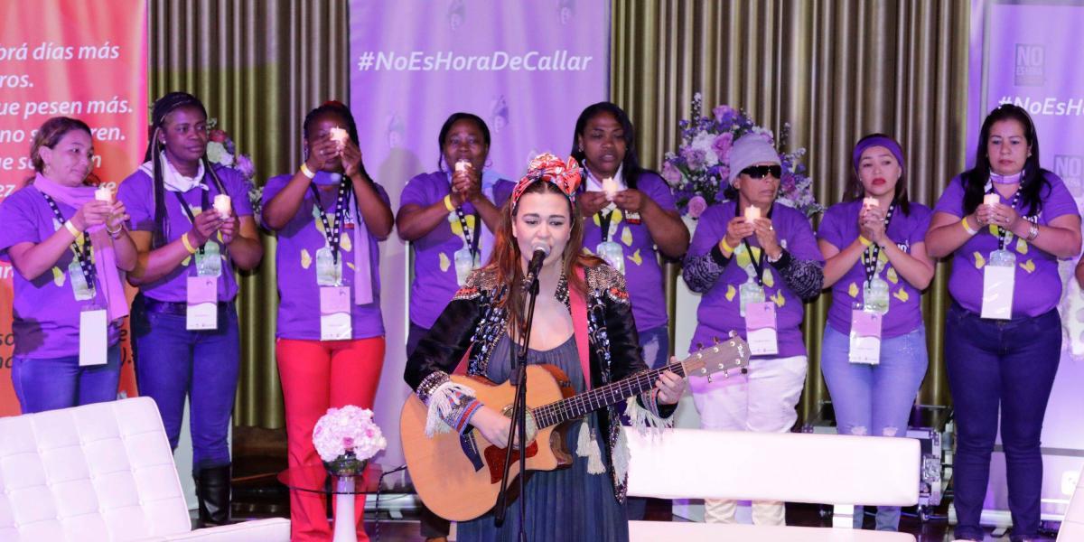 La cantante Rakel inauguró el evento con las mujeres sobrevivientes de violencia sexual.