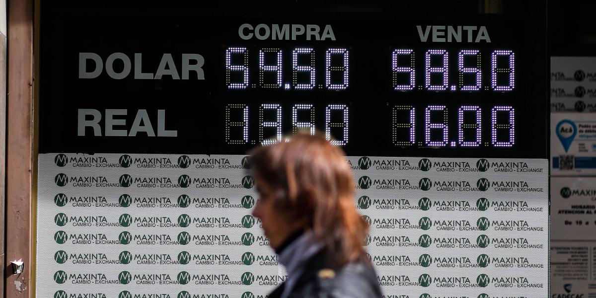 La fuerte devaluación del peso argentino se ha producido por la inquietud por la evolución de la economía y la elección presidencial del 27 de octubre.