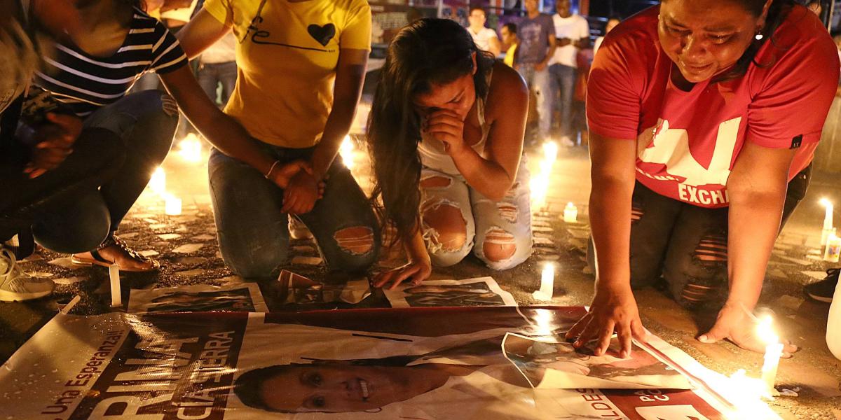 Los ciudadanos de Suárez, Cauca, realizaron una velatón para repudiar el asesinato de la candidata Karina García.