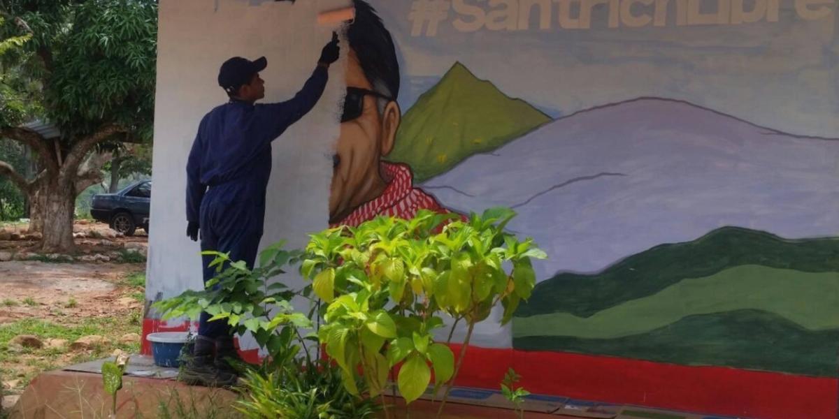 Los desmovilizados pintaron de blanco un mural de 'Jesús Santrich' en Tierra Grata, Cesar.