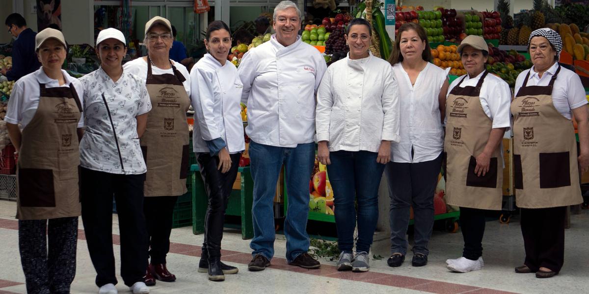 Para este evento, en la Plaza del 12 de octubre, varios chefs se reunieron con cocineras tradcionales para presentar recetas compartidas.