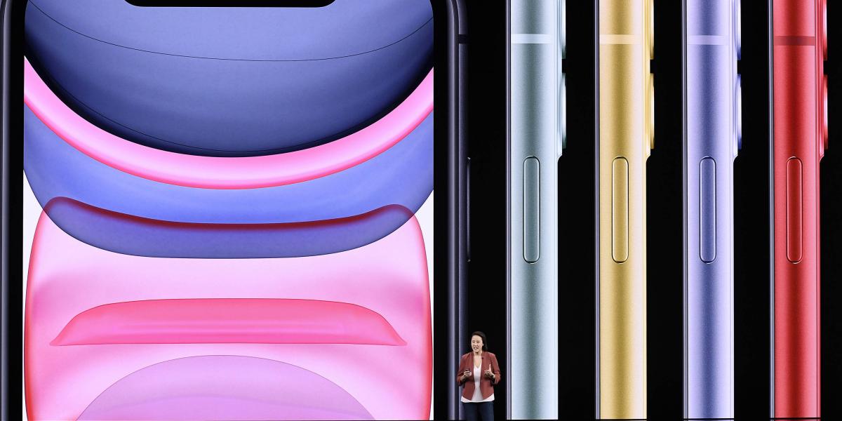 Los nuevos iPhones están "repletos de nuevas prestaciones y un nuevo diseño increíble", dijo el presidente ejecutivo de Apple, Tim Cook, al presentar su producto estrella.