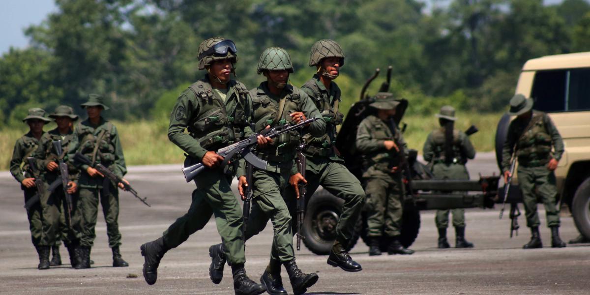 Miembros del cuerpo militar venezolano durante las actividades en la ciudad de La Fría.