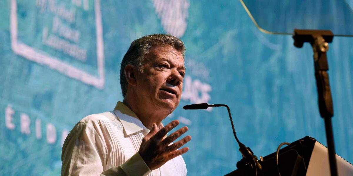 El expresidente Juan Manuel Santos habla durante la inauguración de la XVII Cumbre Mundial de Premios Nobel de la Paz este jueves en la ciudad de Mérida (México).