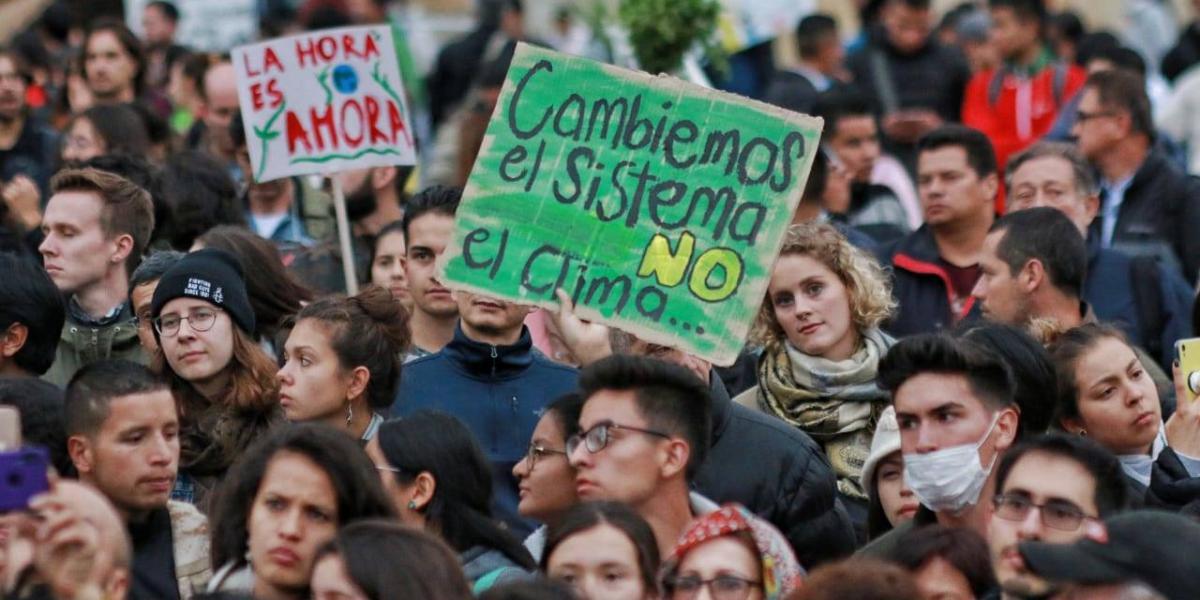 Jóvenes de varias ciudades colombianas atendieron el llamado de activistas medioambientales y salieron a las calles a marchar como parte de la 'Huelga del Clima'.