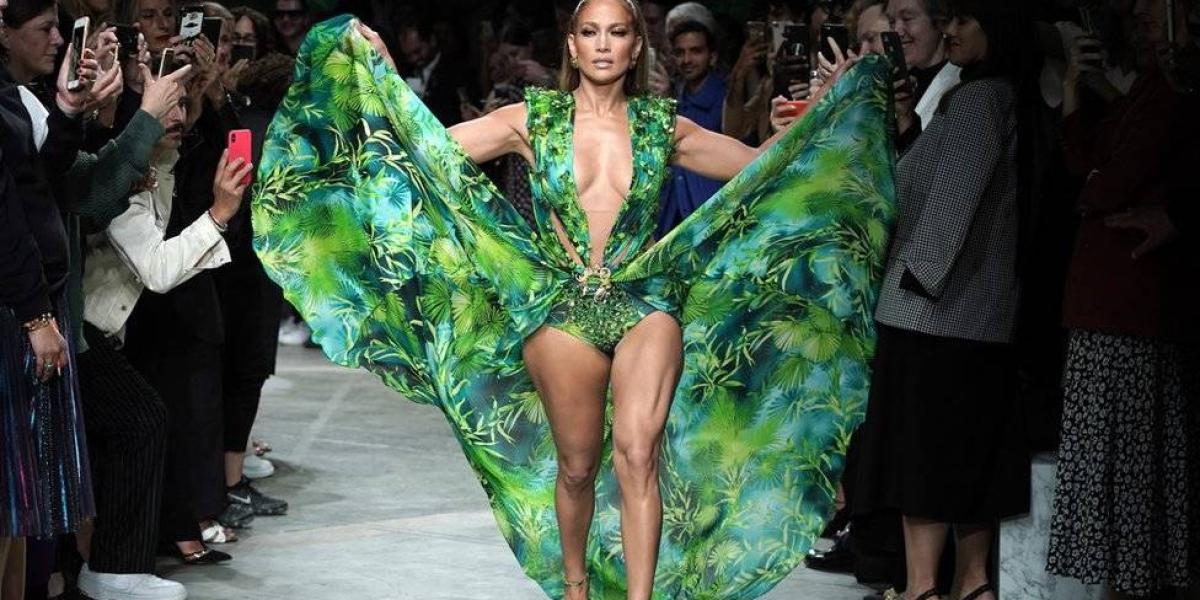 Jennifer Lopez cerró el desfile de Versace S/S 2020 con una versión actualizada del emblemático vestido que presentó en el 2000.