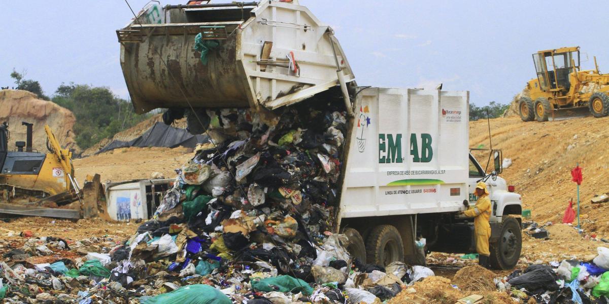 Al basurero El Carrasco llegan 1.000 toneladas de basura al día de 17 municipios de Santander. El sitio está en proceso de cierre.