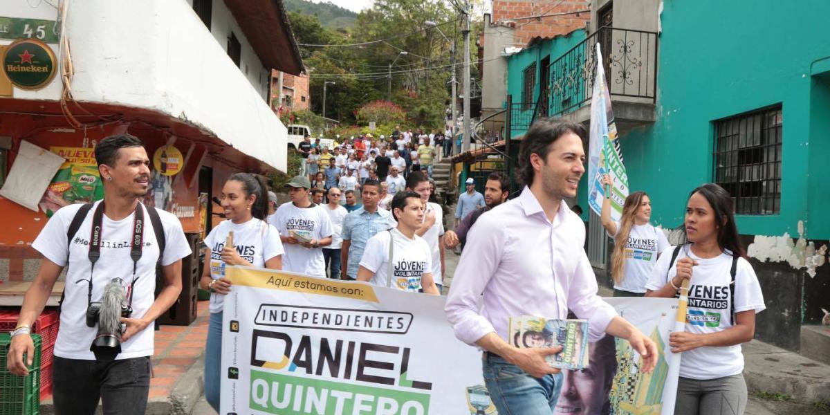 Daniel Quintero haciendo campaña en el barrio Buenos Aires, de Medellín