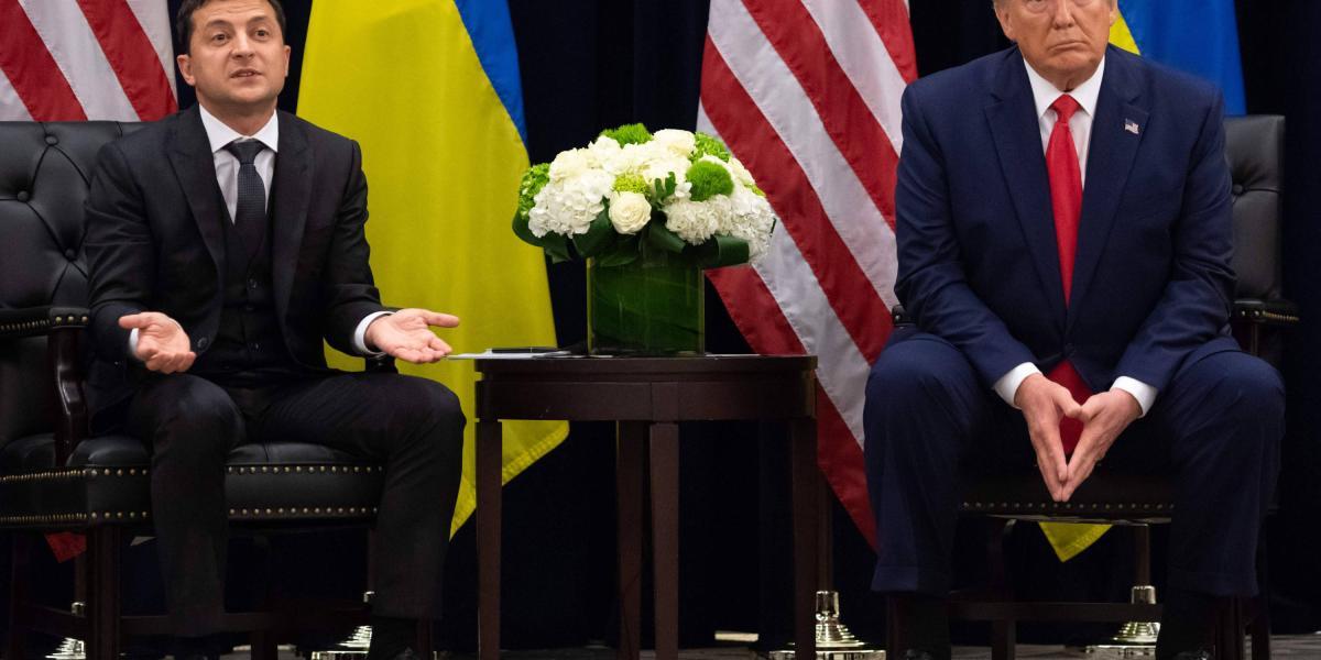 Trump negó que haya presionado a su homólogo de Ucrania, Vladimir Zelensky (d).