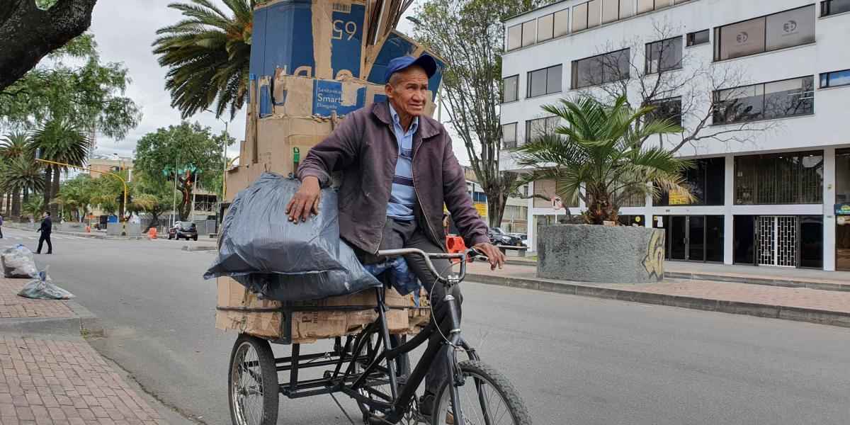 Henry Moreno Carrillo tiene 65 años, vive en el sur, en el barrio Tunjuelito y recicla papel, cartón, plástico, archivo y todo lo que se pueda reutilizar.