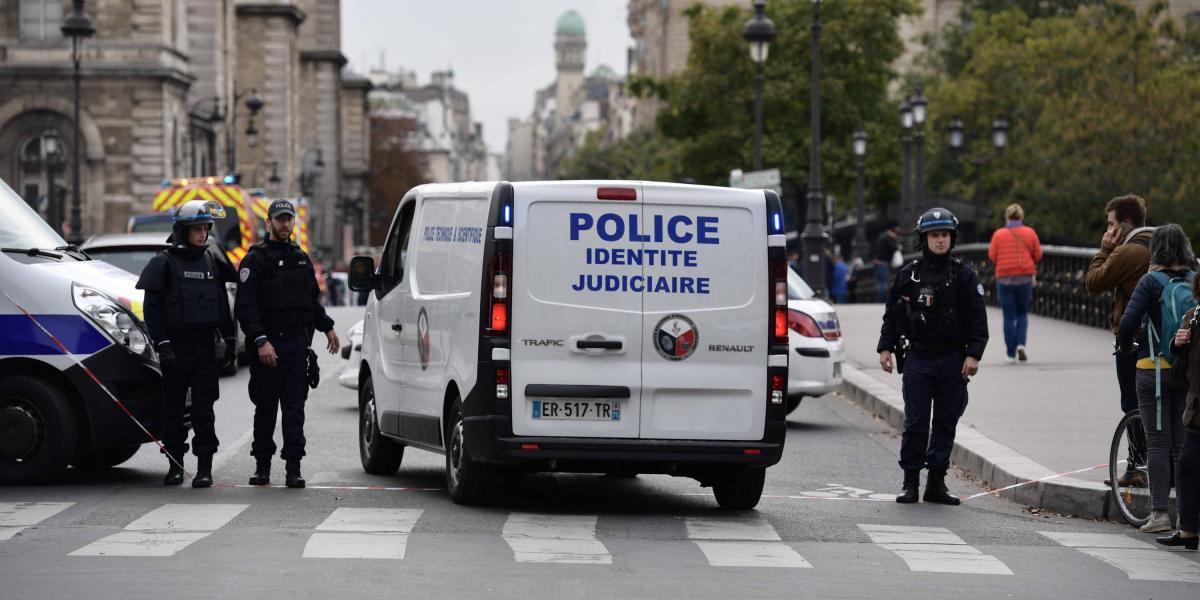 Un vehículo de la policía judicial se dirige hacia la prefectura de policía de París (cuartel general de la policía) después de que tres personas resultaron heridas en un ataque con cuchillo el 3 de octubre de 2019.