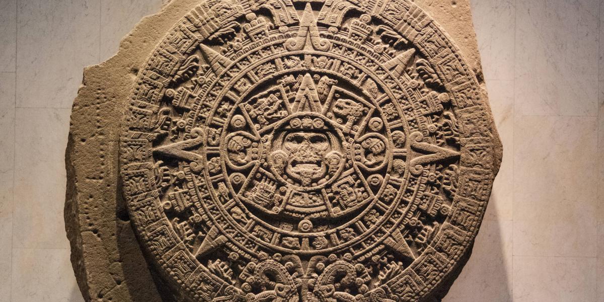 El solsticio del 21 de diciembre de 2012 sería el último para la humanidad: según varios expertos en conspiraciones –expertos tanto en crearlas como en desmentirlas-, el fin del baktún, antiguo calendario maya, sería a la vez el fin del mundo. Sin embargo, el 22 de diciembre de ese año las personas temerosas respiraron con alivio. El mundo no se acabó. El último día del calendario maya, según el portal ‘Viviendo el tiempo Maya’, anuncia el comienzo de una nueva era que no necesariamente requiere de barridos catastróficos. Fue tanto el revuelo por esta historia y los posibles inicios del cataclismo que hasta una película, titulada ‘2012’, narró las ficciones geológicas que se habían vaticinado infructuosamente.