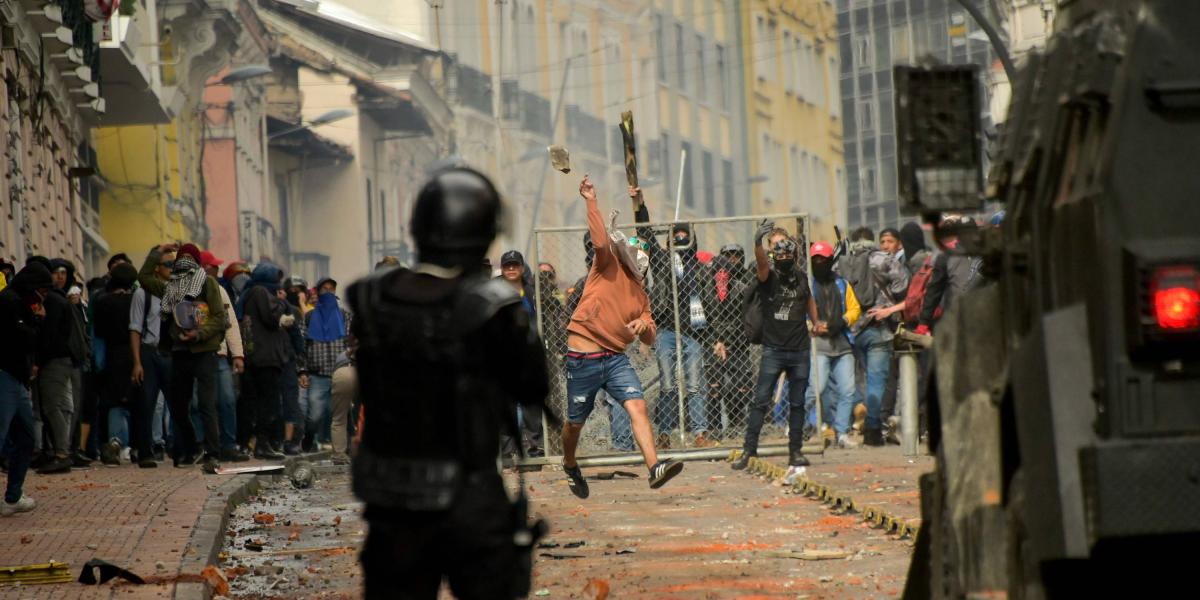 Fuertes manifestaciones estallaron ayer en Quito, en el marco del estado de excepción que decretó el Gobierno de Lenín Moreno.
