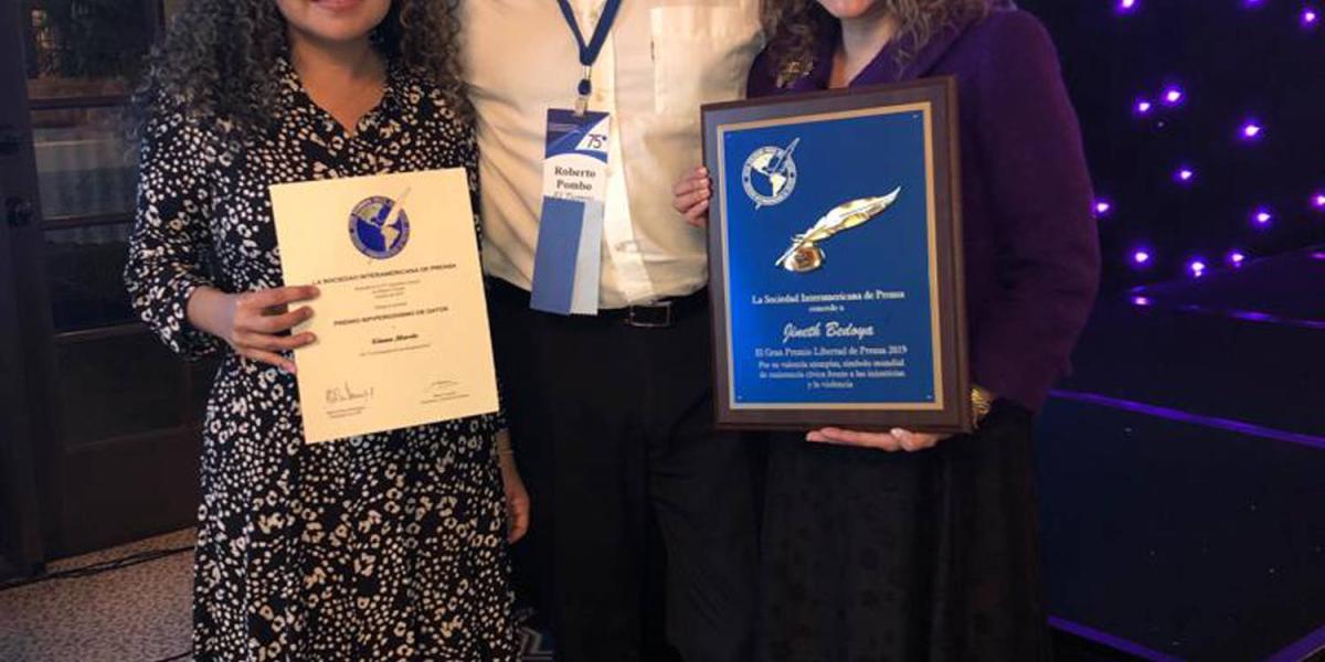 En la Asamblea General de la SIP en Coral Gables, Florida, fueron entregados este 4 de septiembre de 2019 los premios de la SIP obtenidos por EL TIEMPO. En la imagen, Ginna Morelo, Roberto Pombo y Jineth Bedoya.