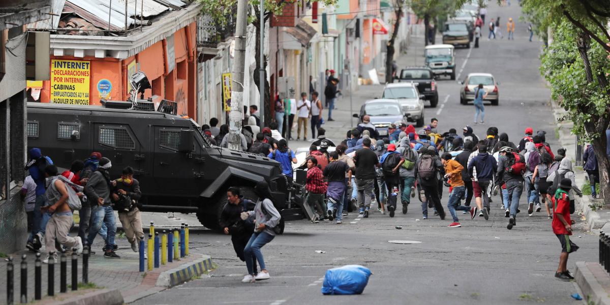 En Quito, manifestantes se enfrentaron a las autoridades, en protestas por el alza de precios de combustibles.