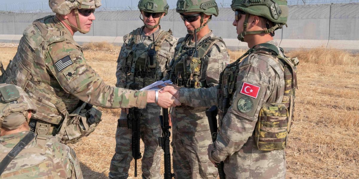 Una foto del folleto puesta a disposición por el ejército de los EE. UU. Muestra que las fuerzas militares estadounidenses y turcas llevan a cabo la patrulla conjunta combinada del tercer terreno dentro del área del mecanismo de seguridad en el noreste de Siria, 04 de octubre de 2019 (emitida el 7 de octubre de 2019).