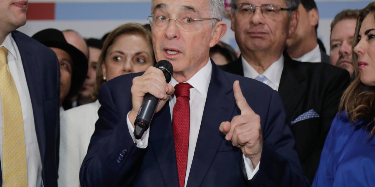 El expresidente y senador Álvaro Uribe Vélez pronunció un discurso de más de una hora en la sede del Centro Democrático, después de la indagatoria en la Corte. Estuvo acompañado por sus abogados y miembros del partido.