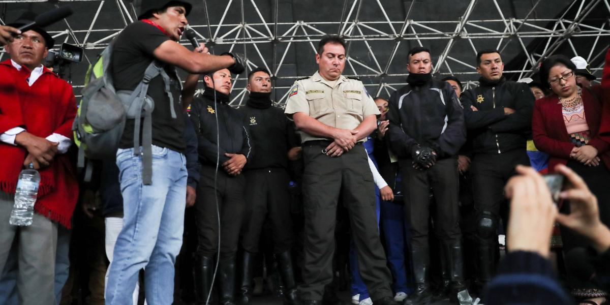 Indígenas retienen policías en Ecuador en medio de protestas por medidas económicas del Gobierno.