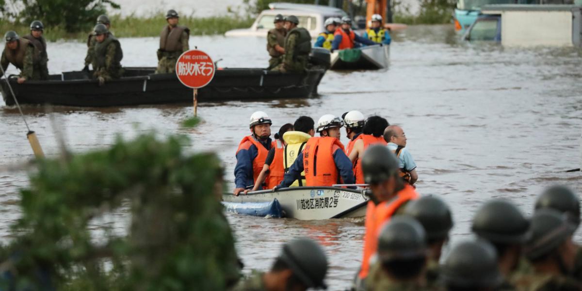Los rescatistas tuvieron que usar botes para buscar a los afectados en barrios completamente inundados.