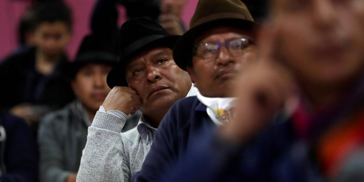 Miembros de comunidades indígenas de Ecuador, durante la reunión con delegados del Gobierno.