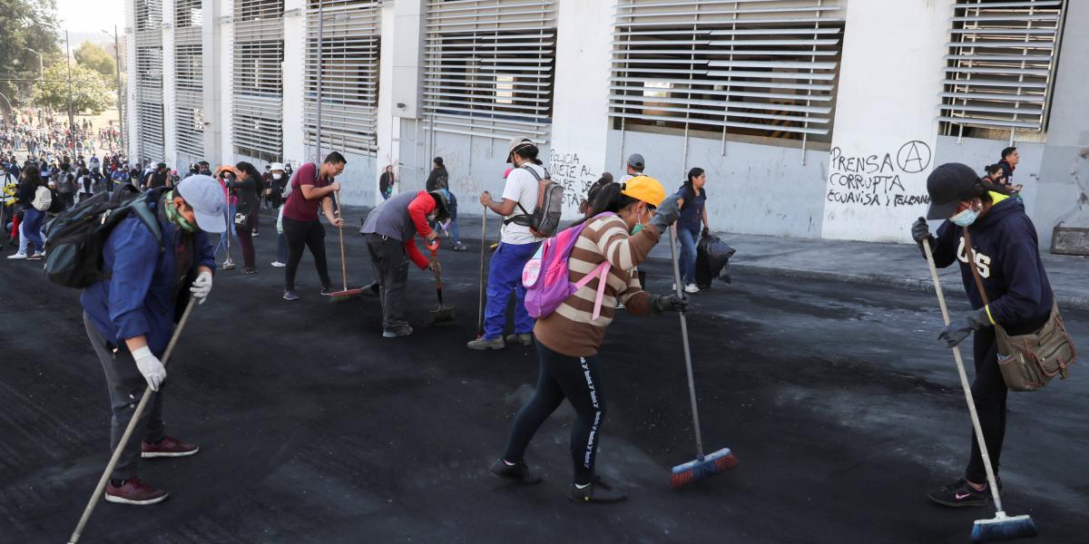 Ayer miles de quiteños salieron a las calles para ayudar en las labores de limpieza, tras 11 días de fuertes protestas.
