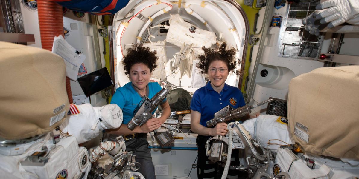 Jessica Meir y Christina Koch son las primeras mujeres que dan un paseo por el espacio sin compañía masculina.