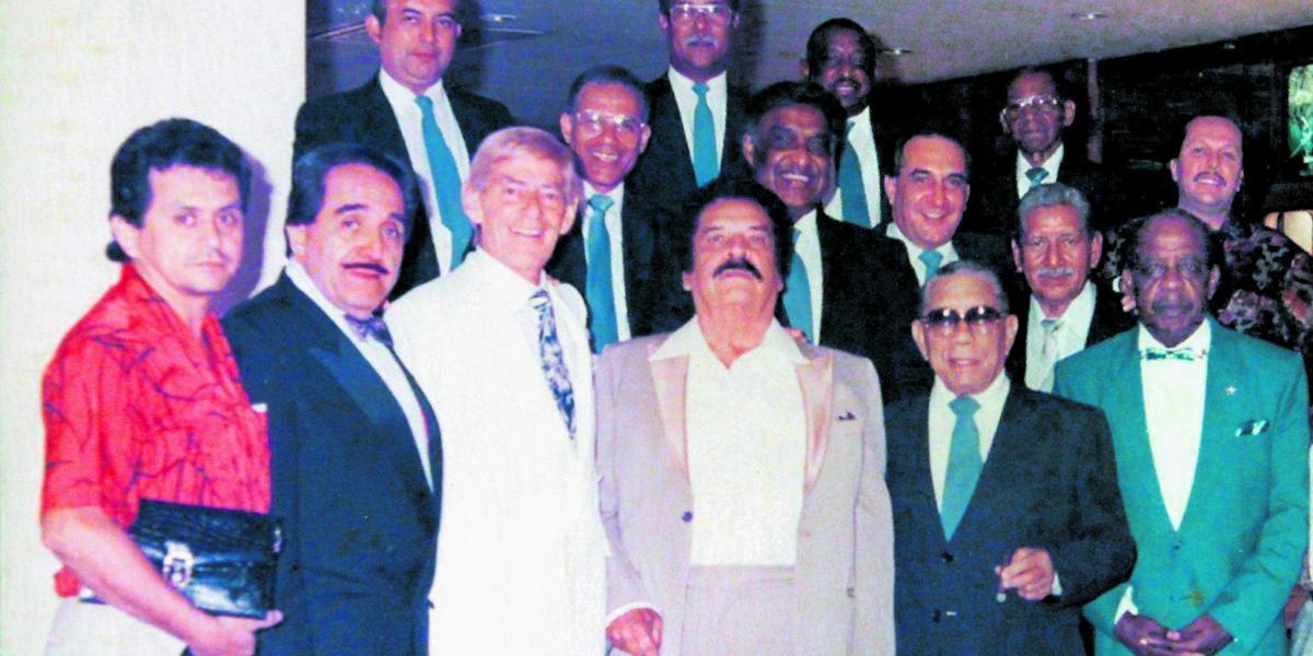 De izq. a der., Nelson Pinedo (segundo), Celio González Daniel Santos; Rogelio Martínez, director, y Alberto Beltrán, figuras de la Sonora.