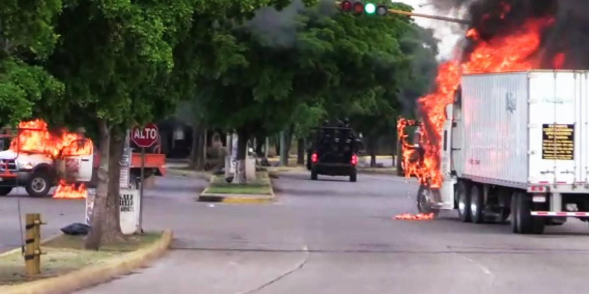 Vehículos incendiados, destrucción y muerte luego de la captura de Ovidio Guzmán en Culiacán, estado de Sinaloa.