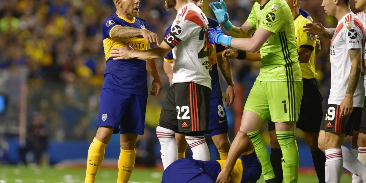 Acción de juego del partido entre Boca Junior y River Plate.