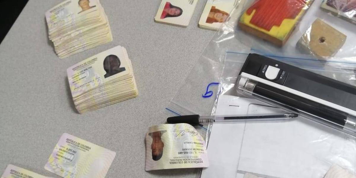 Las autoridaes realizaron 5 allanamientos en los que encontraron más de 260 cédulas de ciudadanía, celulares y memorias USB.