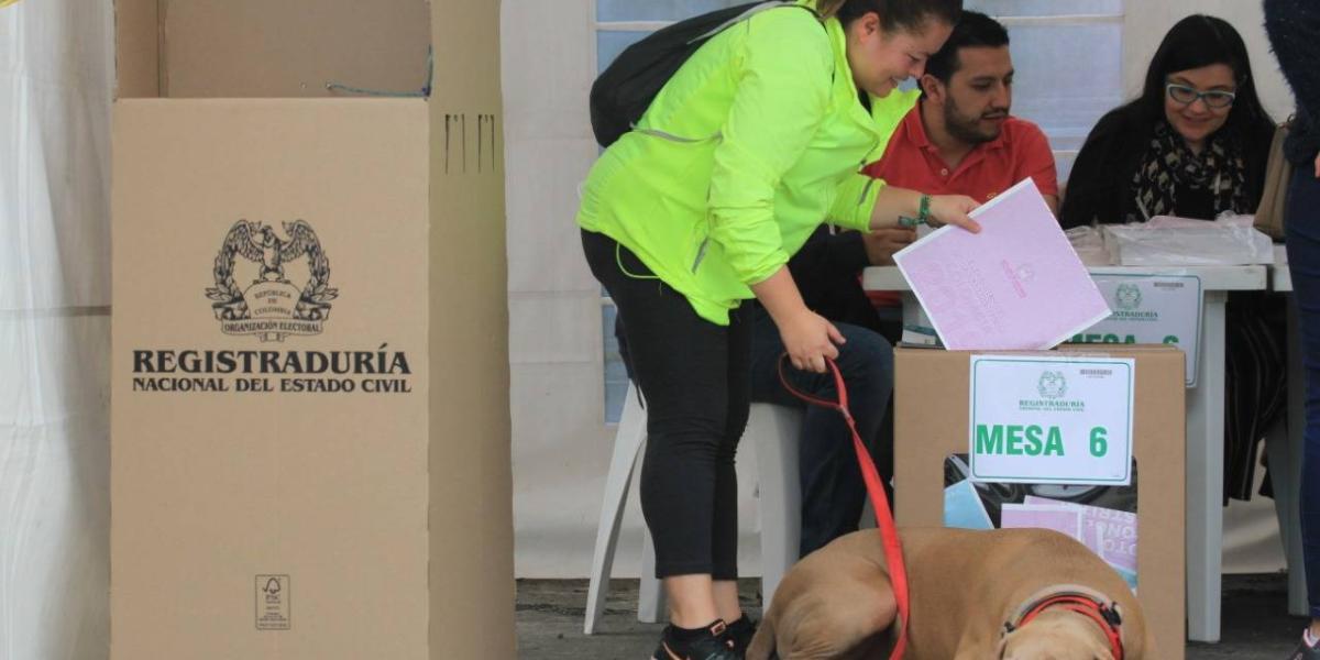 En el puesto de votación de la Hemeroteca Nacional, en Bogotá, las mascotas también participan de la jornada.