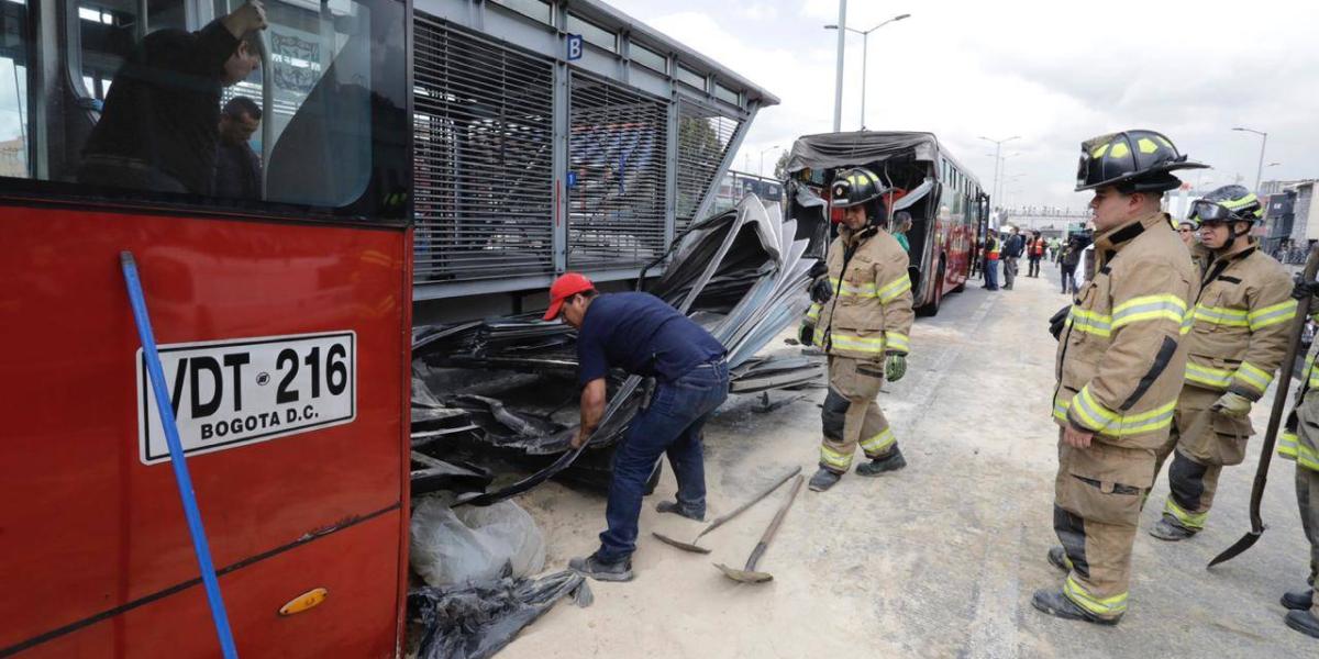 Un bus de TransMilenio se partió en dos tras chocar con otro articulado.