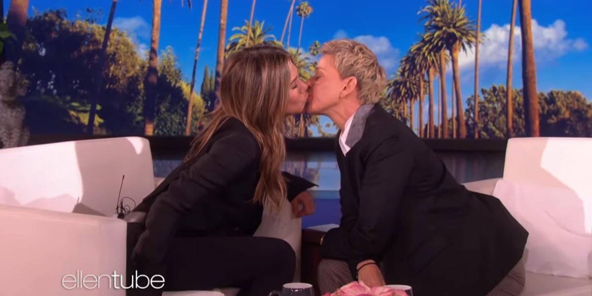 El beso entre Jennifer Aniston y Ellen DeGeneres llamó la atención y puso a pensar a todos en un regreso de Friends.