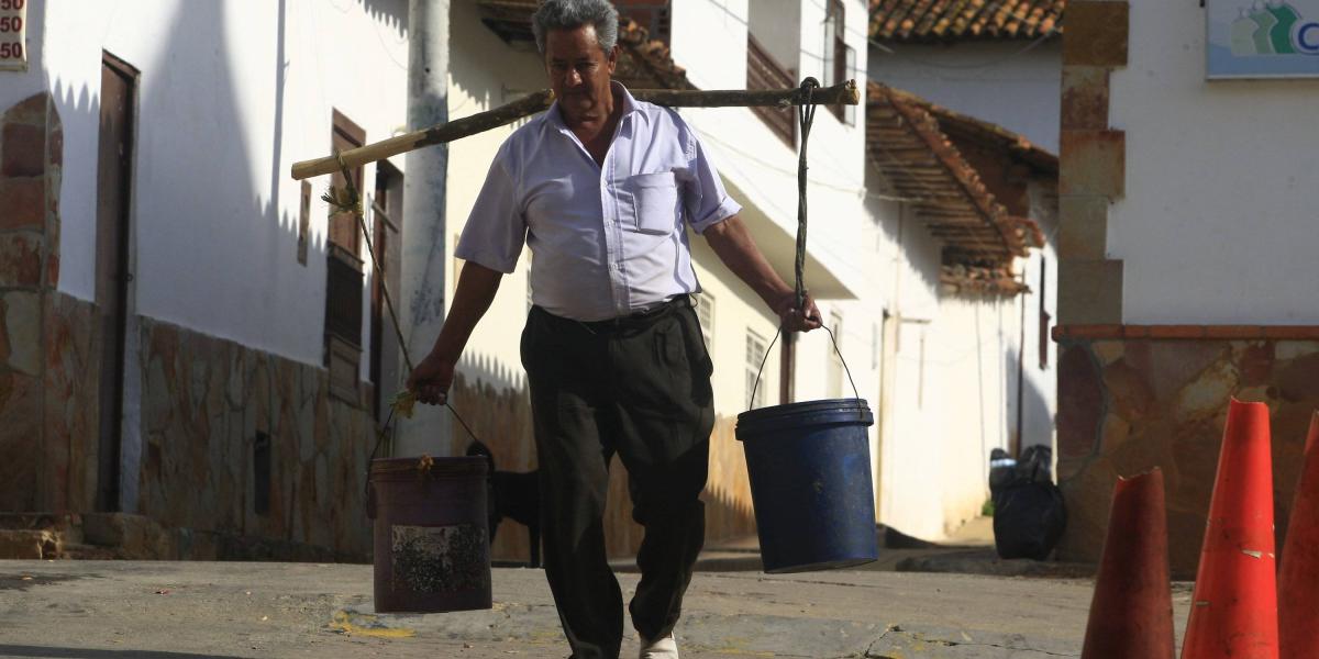 Habitantes de Los Santos sufren un incremento en la tarifa de la poca agua que les llega al día.