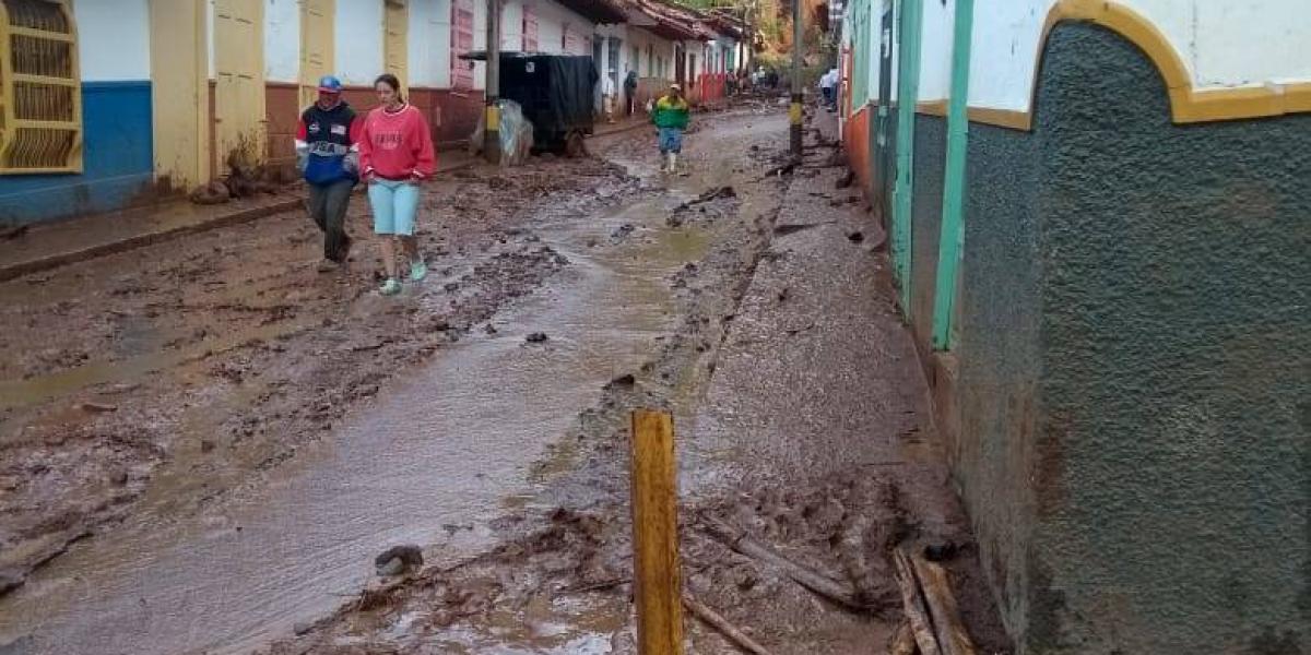 Con leves lluvias, el municipio de Jericó aún bañado en lodo un día después de la emergencia.