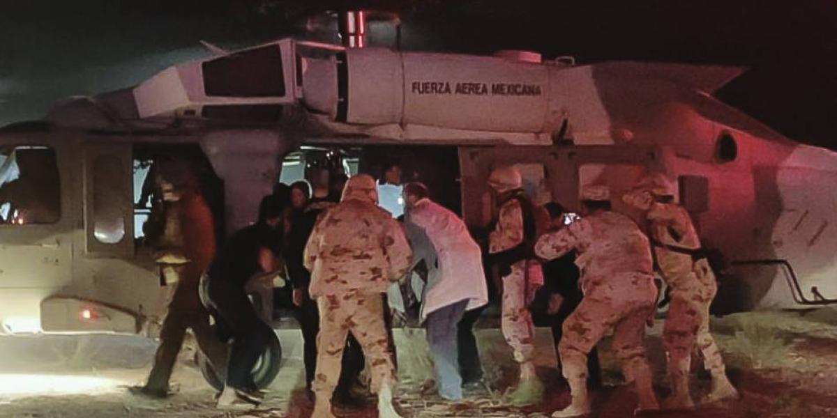 Los niños heridos fueron trasladados por la Fuerza Aérea Mexicana a un hospital en Arizona (Estados Unidos). FOTO: AFP