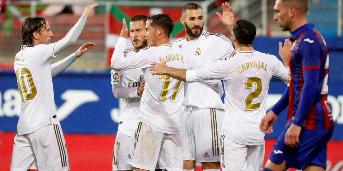 Los jugadores del Real Madrid celebran uno de los goles de Benzeman.