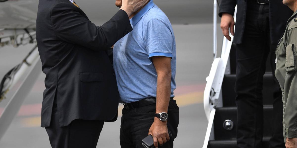 Evo Morales (d.) recibido por el canciller mexicano Marcelo Ebrard. En la escalera del avión el también renunciado vicepresidente de Bolivia, Álvaro García Linera.