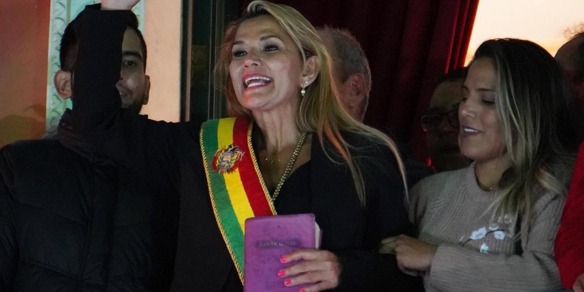 La senadora opositora Jeanine Áñez asumió la Presidencia interina de Bolivia tras la renuncia de Evo Morales, tras una sesión parlamentaria con la ausencia de los representantes del oficialista Movimiento Al Socialismo.