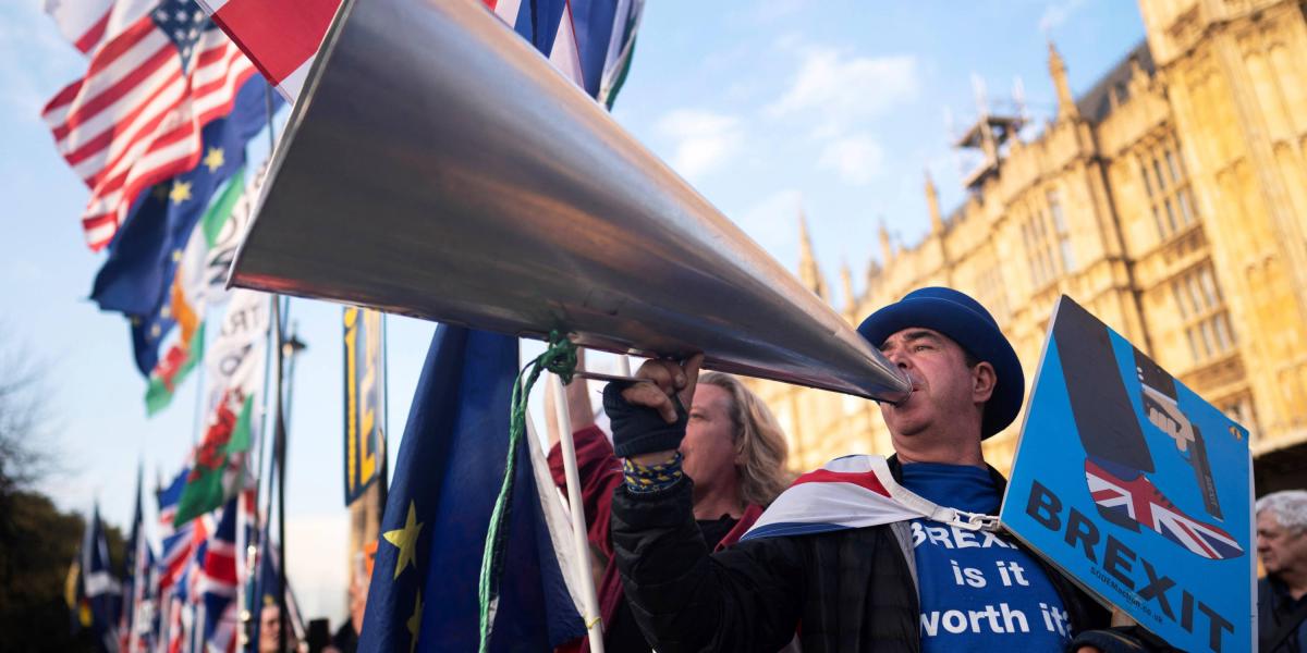 Muchos británicos se resisten aún a la idea de salir de la UE, para lo cual vence el plazo el 31 de enero de 2020, y por eso se vienen presentando protestas frente al Parlamento del Reino Unido.
