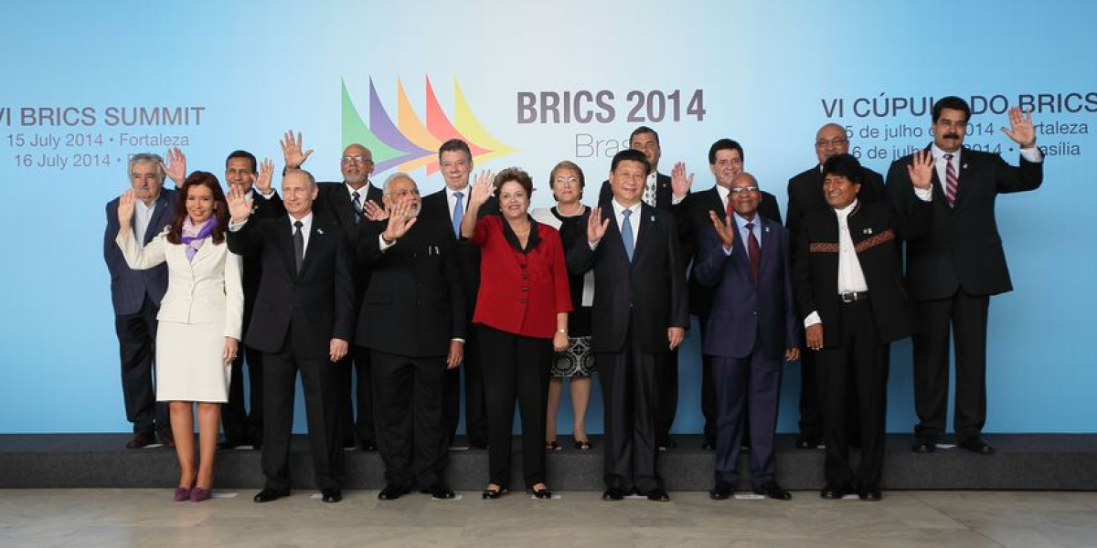 El presidente chino, Xi Jinping (3-d-frente), posa para una foto grupal con los participantes de un diálogo entre los líderes de los países BRICS y los mandatarios de 11 naciones sudamericanas en Brasilia, Brasil, el 16 de julio de 2014.