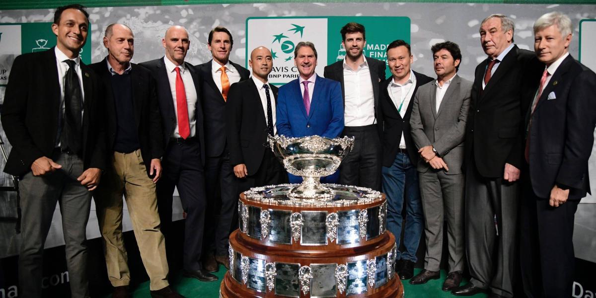 El capitán de Colombia, Pablo González (primero a la izquierda), con otros capitanes y directivos de la ITF y de Kosmos (Gerard Piqué, centro, derecha) con el trofeo del torneo.