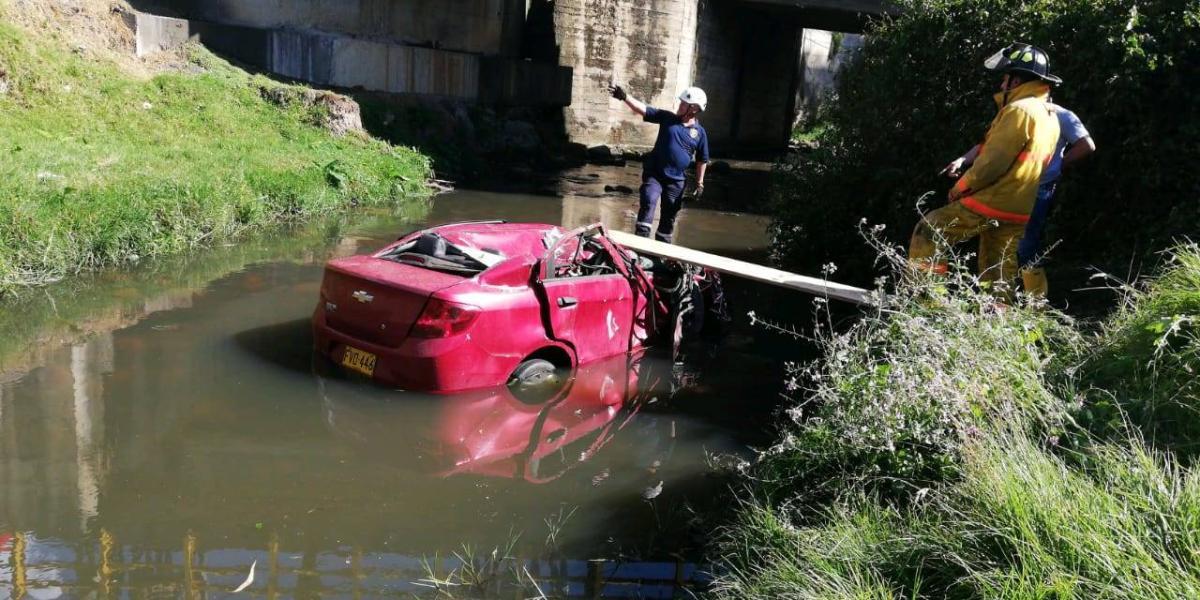 Así quedó el carro luego de caer al río Bogotá.