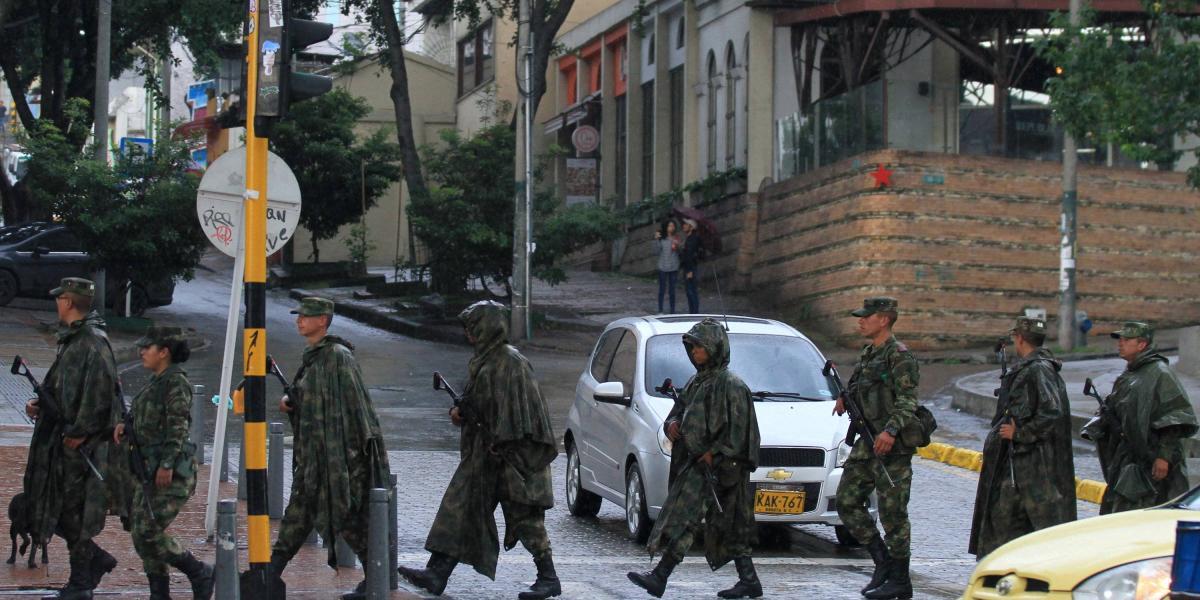 Soldados del Ejército Nacional en medio de labores de acompañamiento a la Policía días previos a la marcha del 21 de noviembre en el centro de Bogotá.