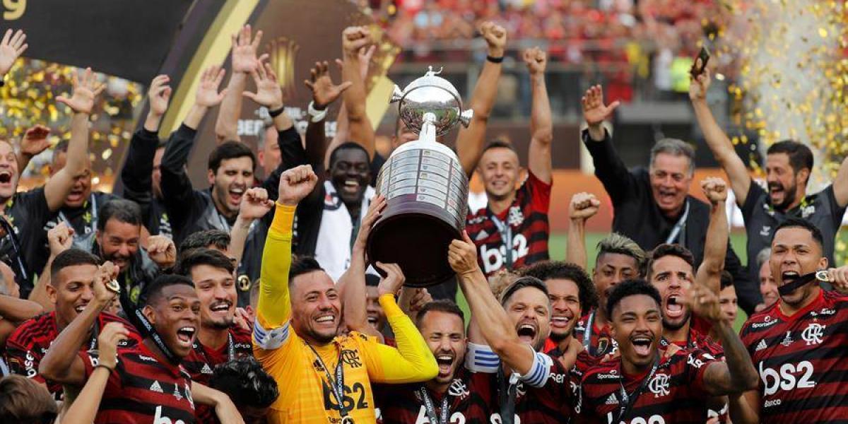Los jugadores de Flamengo celebran con el trofeo de campeones de la Copa Libertadores 2019 este sábado tras la final ante River Plate, en el estadio Monumental en Lima (Perú).